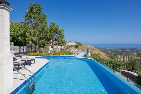 Keano Villa, with Pool &BBQ, Ping Pong, Playground