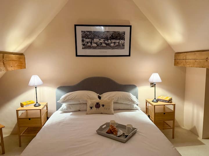 Mir i udobnost u spavaćoj sobi na katu. Veliki bračni krevet ima madrac u oblaku SleepSoul za blaženi san. Nema ulične rasvjete, a jedini zvuk je tišina dok odlazite.