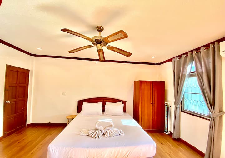 Dormitorio2 Amplio dormitorio con aire acondicionado en la habitación, un tocador, una pequeña mesita de noche y un gran armario totalmente equipado para tu comodidad.
Amplio dormitorio con aire acondicionado, tocador, mesita de noche y armario grande totalmente listo para usar.