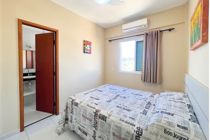 Chumba cha chumba kilicho na kitanda 1 cha watu wawili, kabati lililopangwa, kiyoyozi, vifuniko vya kuzuia maji kwa magodoro na mito, skrini ya kinga kwenye madirisha.