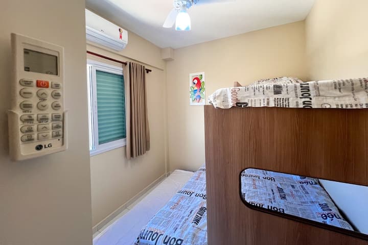 Chumba cha kijamii kilicho na fanicha zilizopangwa, kilicho na kitanda 1 cha watu wawili na vitanda viwili vya mtu mmoja, vifuniko vya kuzuia maji kwenye magodoro na mito, skrini ya kinga kwenye dirisha, yenye hewa safi.