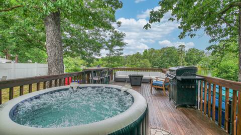 Lakefront Retreat | Hot Tub + Kayaks + Grill