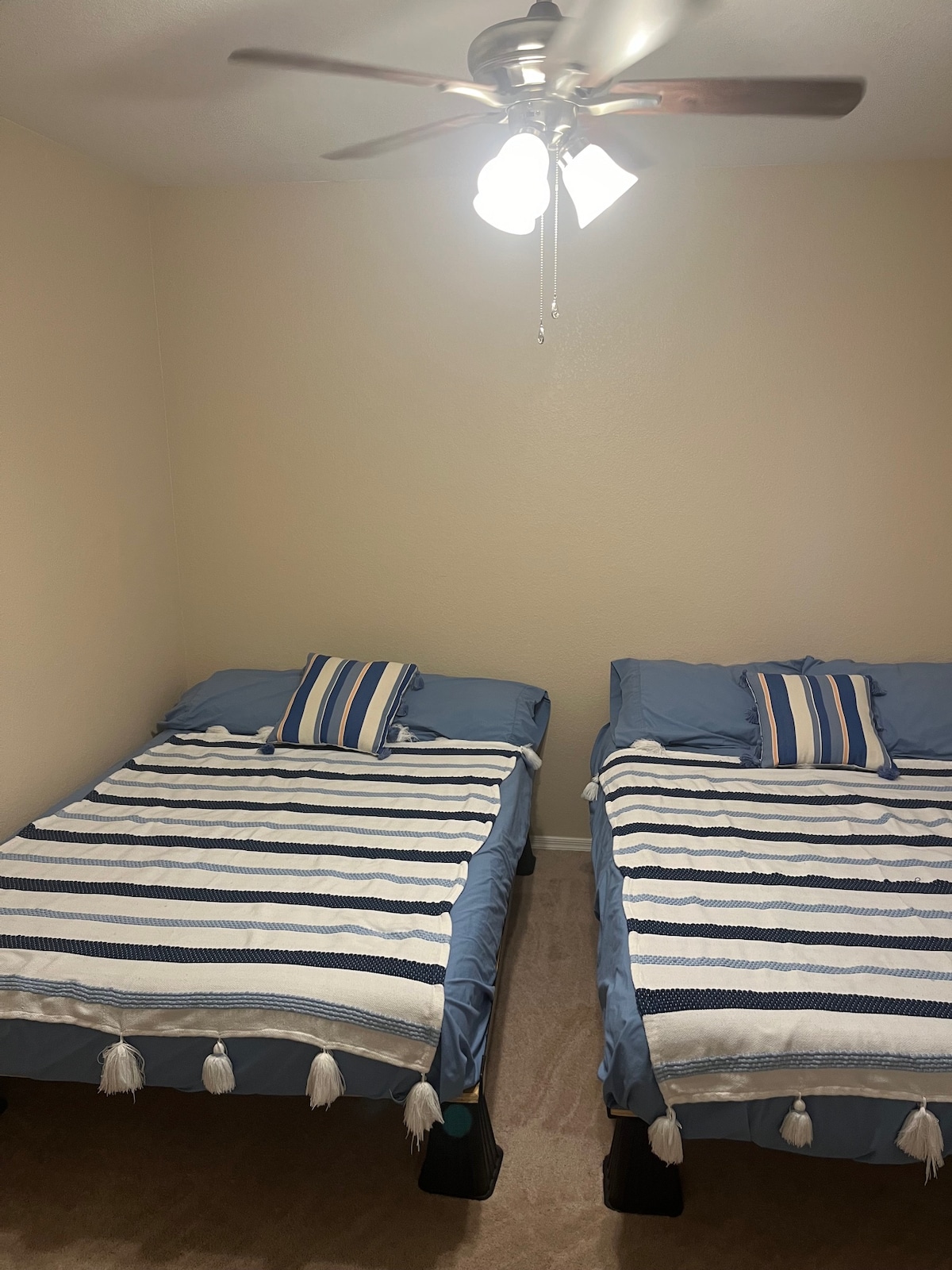 Საძინებელი 3 ხედი 1. Აქვს 2 სრული ლეიბი ჩარჩოებზე და 10 სმ-ით მეტი აქვს გაზრდილი ფუძეებზეც.