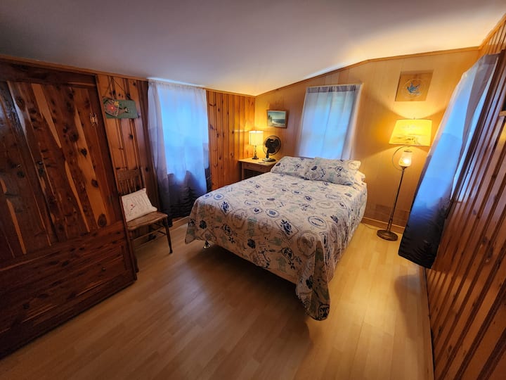 Sailor 's Den, en el primer piso, cuenta con una cama de tamaño completo, un armario con cedro, 3 ventanas y mucho espacio.