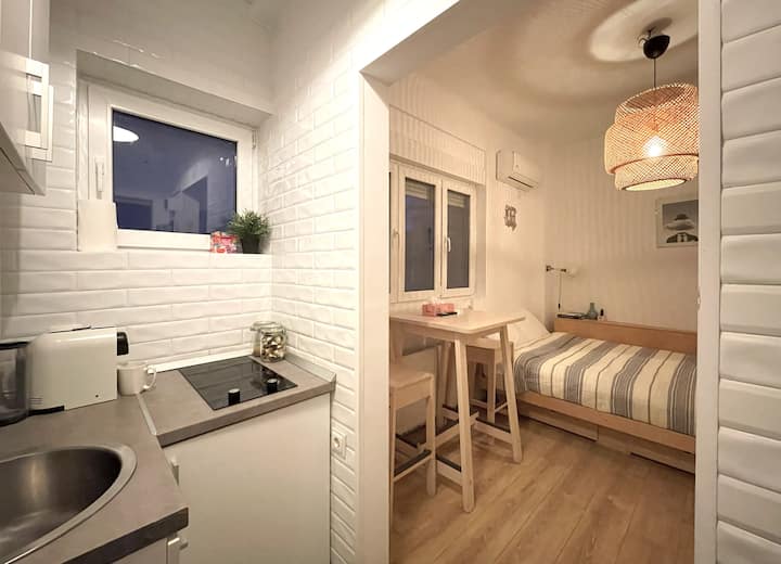 Kuzhinë dhe dhomë kryesore me krevat dopio "queen", shtroja pambuku, televizor inteligjent me llogari të dedikuar në Netflix, fshesë me korrent, revista leximi, hapësirë për t 'u ulur, depo veshjesh, kondicioner.