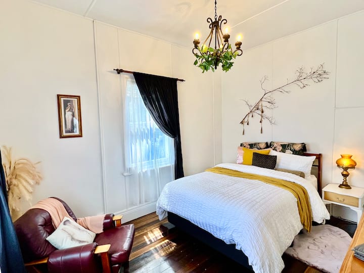 ห้องวิวท่าเรือกลับไปที่เก้าอี้หนังย้อนยุคในแสงแดดยามบ่ายด้วยหนังสือดี... ส่วนตัวเงียบสงบยอร์กโคฟคอทเทจ 1870