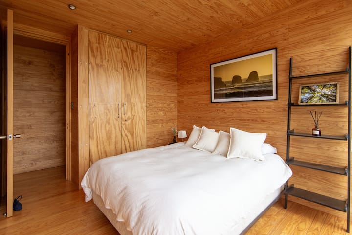 1件，双人床，配有衣柜，面纱，景观极佳。