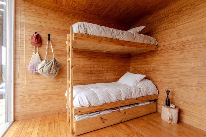 两件配有小木屋和沙发床。 光线充足，景观优美。