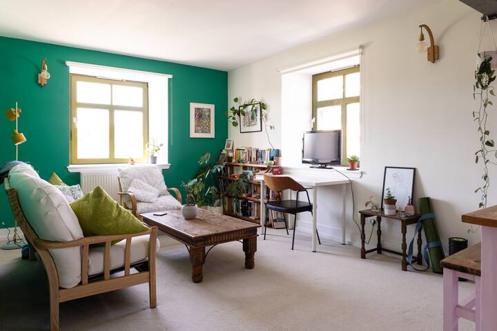 Flat with lovely views in trendy Leith