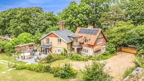 Country House, hot tub & private woods, sleeps 10