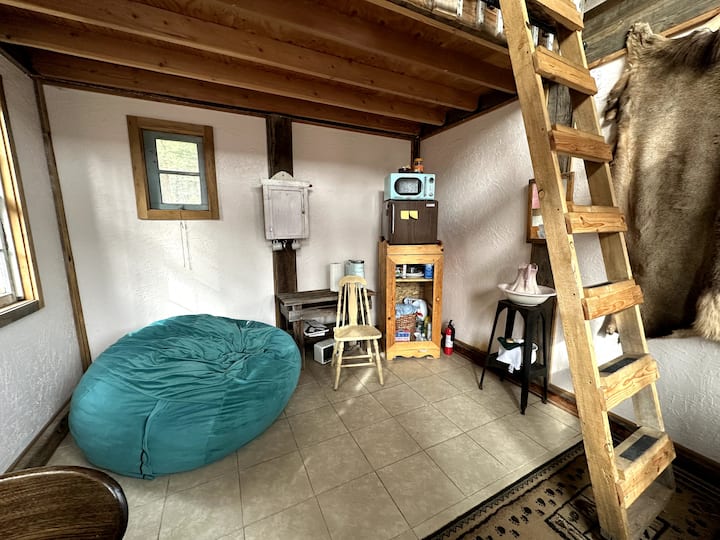 Rustic Tiny Home With Loft Bedroom & Lots Of Love - Montana