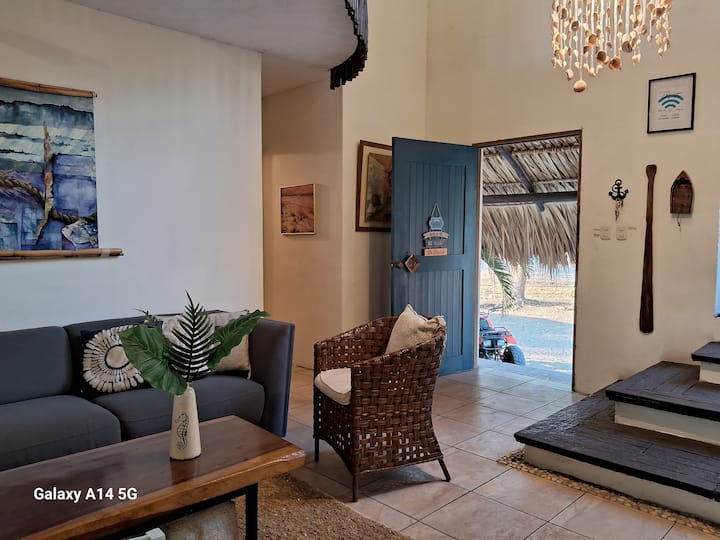 ברוכים הבאים לבית שלנו.  זהו החדר הפנימי הראשי עם פירוט גובה כפול של דוכנים