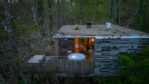 Treehouse with a jacuzzi on the porch