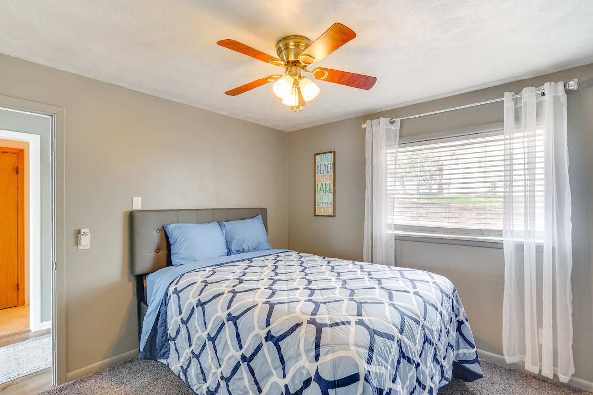 ห้องนอนชั้นบน – สะดวกสบายและอบอุ่นเหมาะสำหรับการพักผ่อนหลังจากอยู่ริมทะเลสาบมาทั้งวัน

