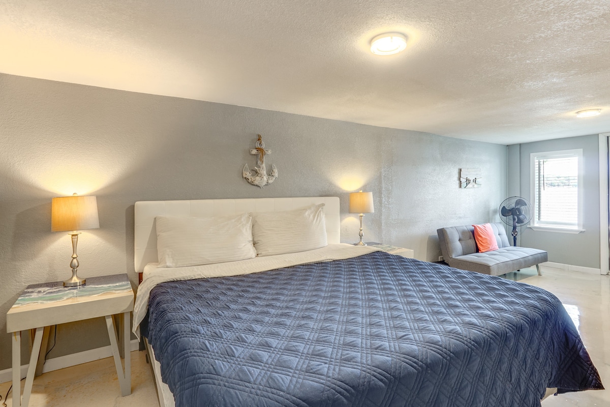 ห้องนอนคิงไซส์ชั้นล่างพร้อมอ่างอาบน้ำส่วนตัว – สถานที่พักผ่อนที่สะดวกสบายและกว้างขวางสำหรับการพักผ่อนและผ่อนคลาย