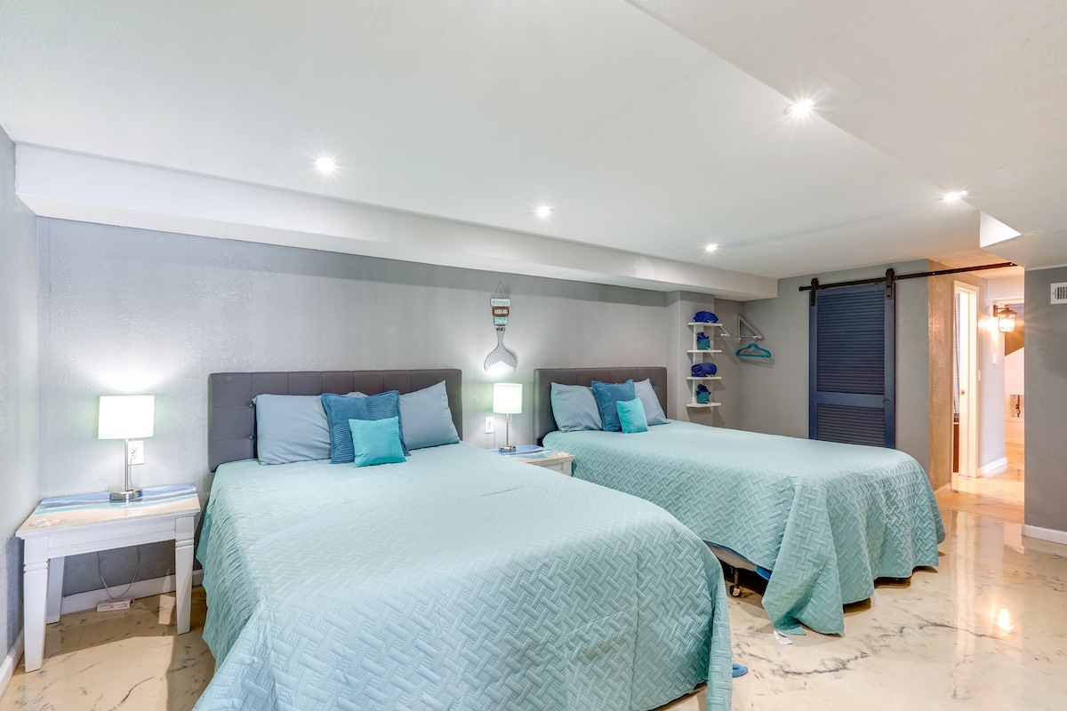 ห้องเตียงควีนไซส์ชั้นล่าง – เหมาะสำหรับกลุ่มหรือครอบครัวมีการจัดที่นอนที่สะดวกสบายและบรรยากาศที่ผ่อนคลาย