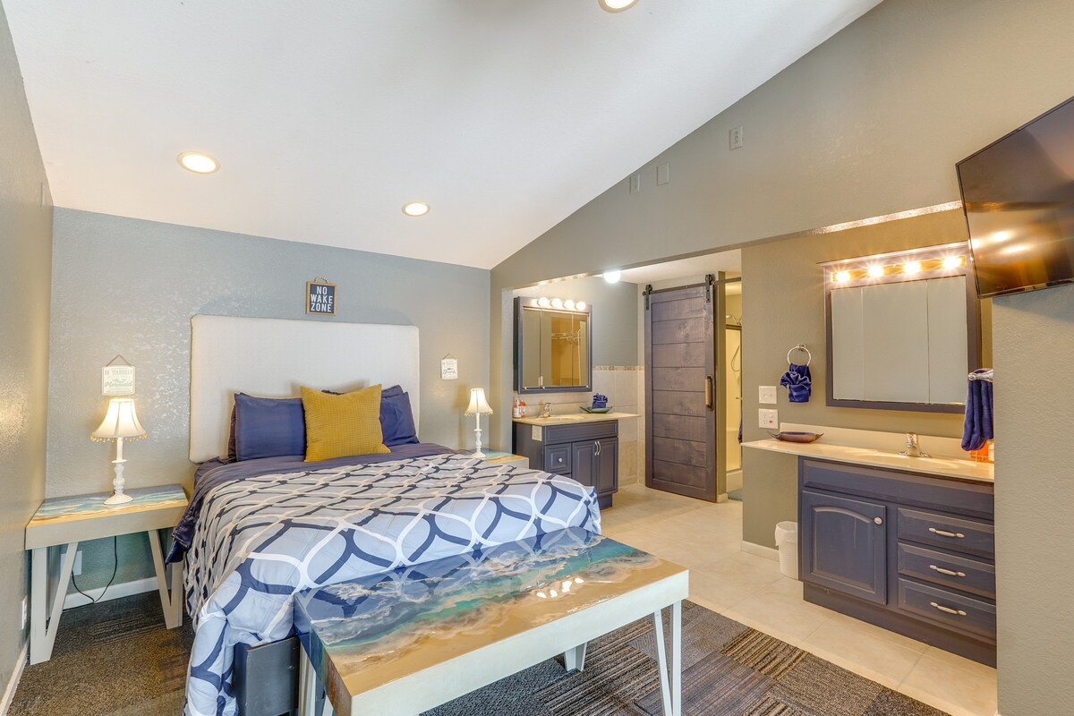 ห้องนอนใหญ่พร้อมอ่างอาบน้ำส่วนตัวมีอ่างล้างหน้าคู่และตู้เสื้อผ้าแบบวอล์คอินที่กว้างขวาง – สถานที่พักผ่อนที่สะดวกสบายของคุณเอง