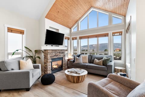 📍Vacation Mode Cottage w/Hot tub, Pool/Lake Views!