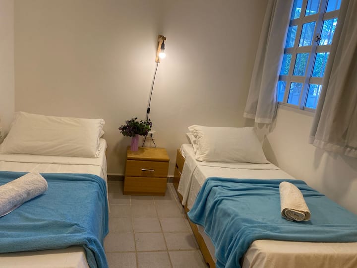 Dva kreveta za jednu osobu i jedan pomoćni krevet
