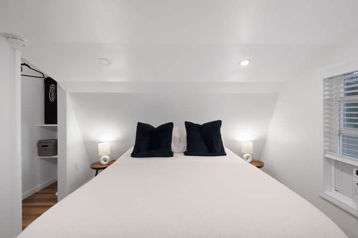 Bienvenue dans la suite principale ok, c'est peut-être un peu trop indiqué, mais c'est aussi confortable que confortable et avec notre matelas en mousse à mémoire de forme et notre literie de luxe, vous dormirez comme si vous étiez dans votre propre lit.