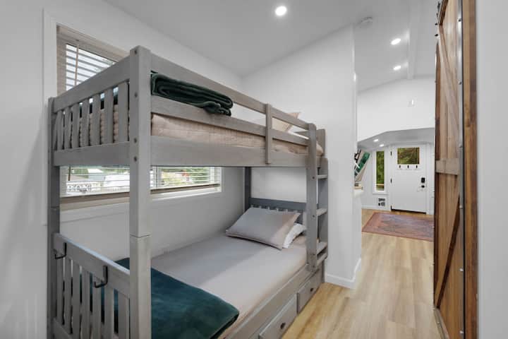 Notre chambre superposée est l'endroit idéal pour mettre les enfants ou les adultes qui ont dessiné la paille courte, mais dans les deux cas, les matelas et les oreillers sont confortables afin que vous passiez une bonne nuit de sommeil partout où vous atterrissez.