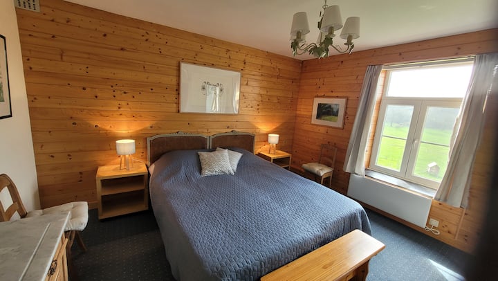 Cette chambre avec vue sur jardin dispose de 2 lits(80x200) que nous pouvons préparer séparés ou rassemblés. Elle dispose d'une salle de bain attenante(avec wc, douche, lavabo)