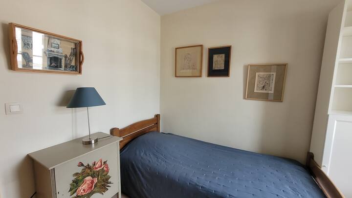 Cette chambre dispose d'un lit simple(80x200), un lavabo et douche privatif. le wc est à proximité sur le palier.