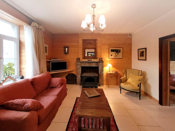 Cette chambre en rez de chaussée est attenante à la chambre avec lit double. Elle est équipée d'un lit canapé (dissociable en 2 lits séparés), pour 2 enfants et/ou 2 amis. Elle est proche d'un wc avec lave main en rez de chaussée.