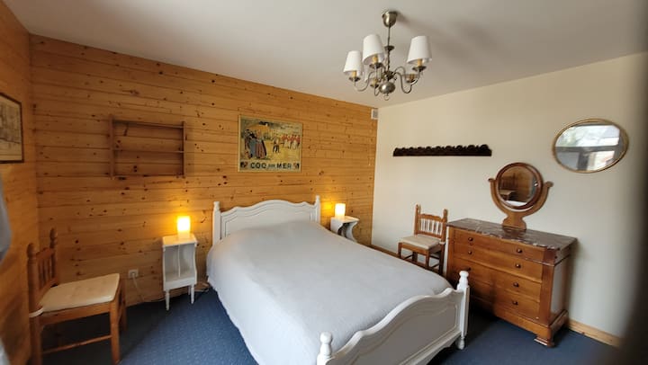 Cette chambre est équipée aujourd'hui de 2 lits (80x200) que nous pouvons préparer séparés et rassemblés. Elle dispose d'un lavabo privatif. Un wc est à proximité sur le palier.