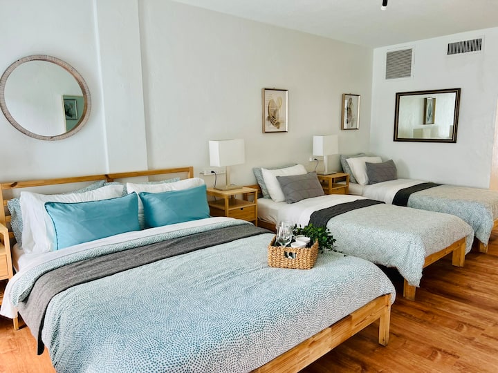 South Beach ! Free Parking & Balcony Walk2beach - South Beach, FL