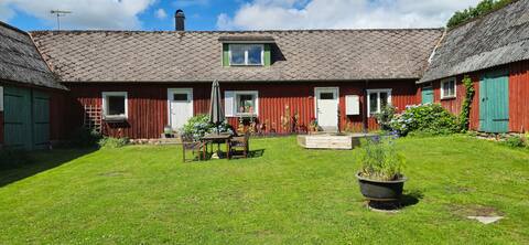 Angle-built Skånelänga. Private/private accommodation!
