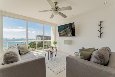 Popular Airbnb listing: *SEASlDE Beachfront 4 BDR by Casa Paraiso* in Supermanzana 84