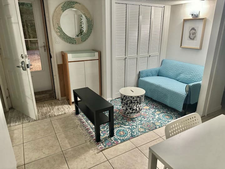 Premium 1 Bedroom Suite, With Parking At Entrance - Roslyn, NY