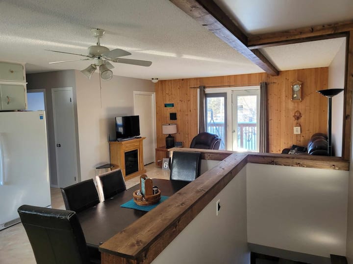 The Getaway House - 4 Bedroom House& Spacious Yard - Saskatchewan
