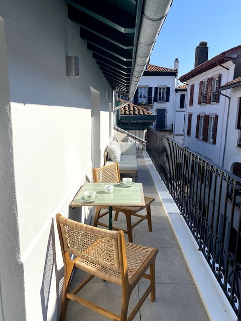 2 bedrooms, 3 beds, balcony, beach within walking distance