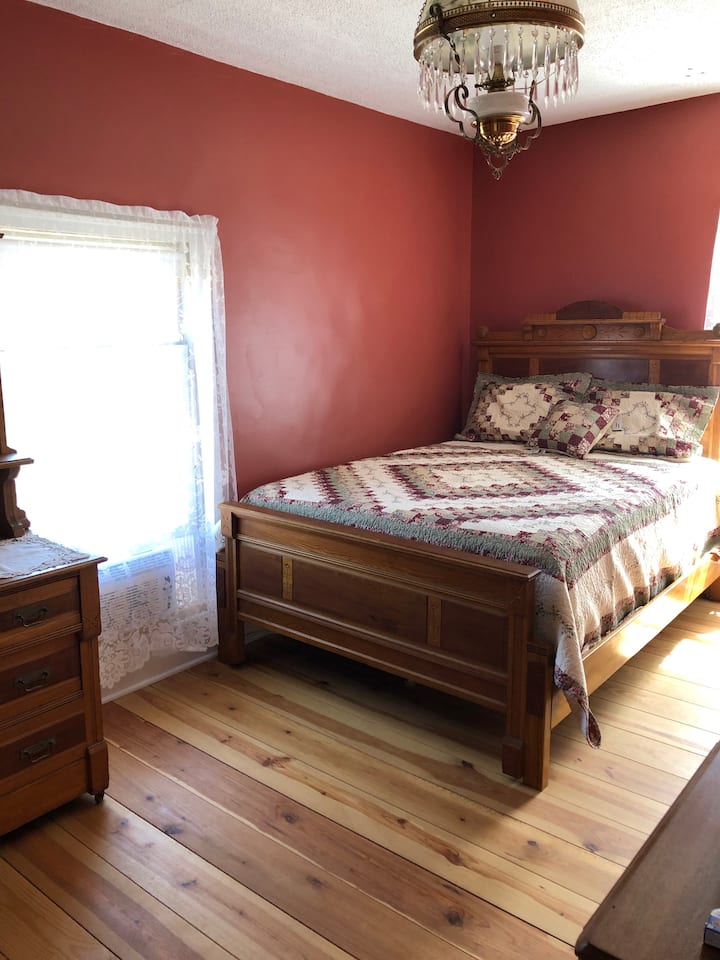 Maxfield Inn, 1841 Restored Mansion - Sumner Suite - Finger Lakes, NY