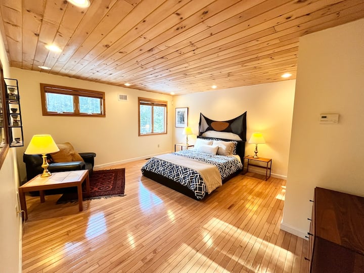 Guest bedroom with soft queen sized mattress.