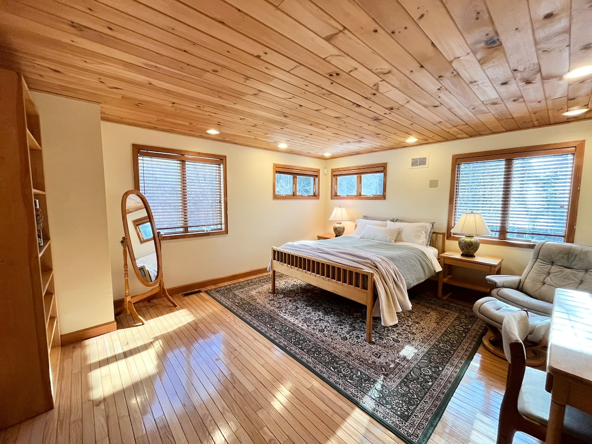 Спалня за гости със средно твърд матрак с двоен размер.