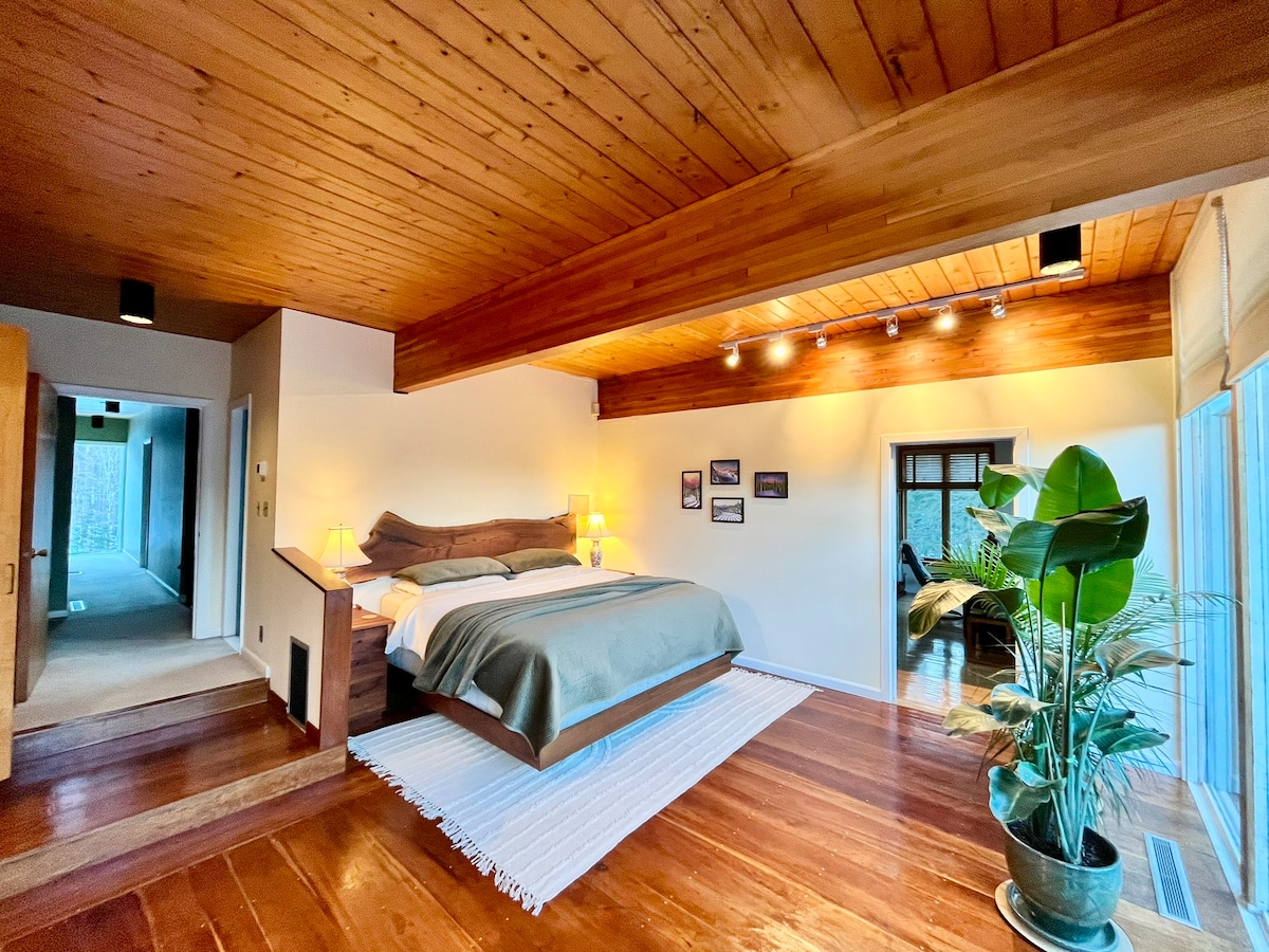 Основна спалня с допълнително твърдо двойно легло. Самостоятелен санитарен възел към офиса и главната баня.