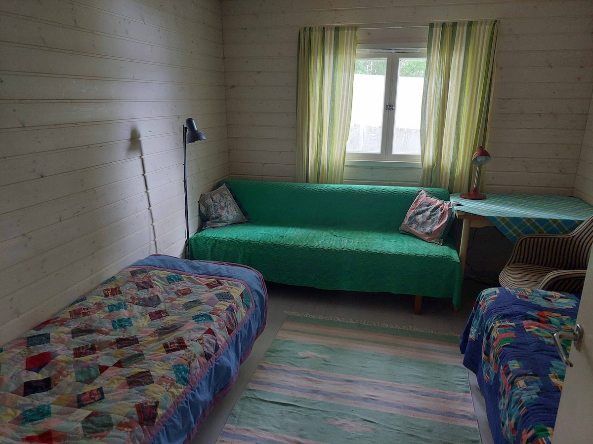 V izbe sú dve samostatné postele. Okrem toho je rozkladacia pohovka v tejto izbe možnosťou pre ďalších dvoch hostí. Pre prípad, že potrebujete prístelky, prediskutujte túto možnosť s hostiteľom.