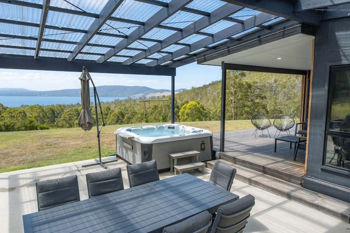 Ocean views, spacious & private, hot hub