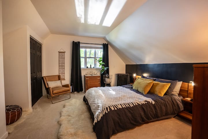 窗边的舒适角落非常适合写日记、冥想或喝茶，同时欣赏树木。  