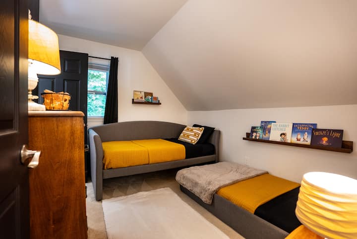 这间舒适的卧室配有分体床，为所有年龄段的房客提供灵活舒适的住宿体验