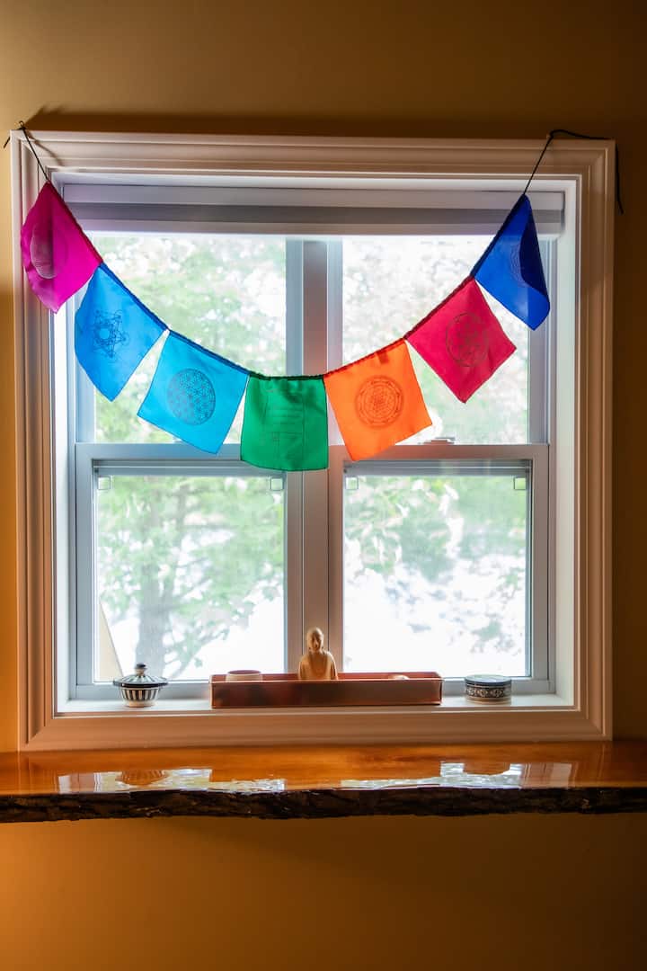 在明亮的自然光线透过窗户醒来，从卧室可欣赏壮丽的湖景