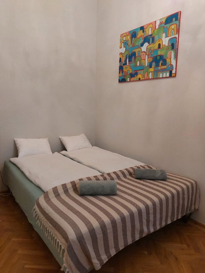 Მეორე საძინებელში არის საწოლი 2 ადამიანისთვის