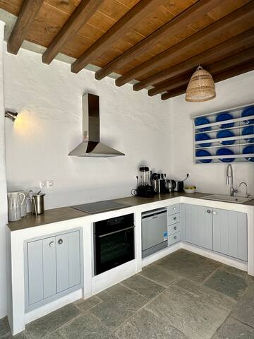 Newly renovated Villa in the heart of Apollonia gallery image 5