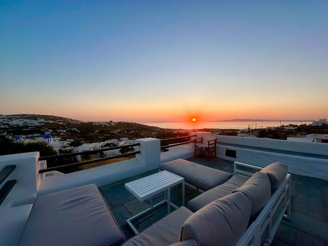 Newly renovated Villa in the heart of Apollonia gallery image 2