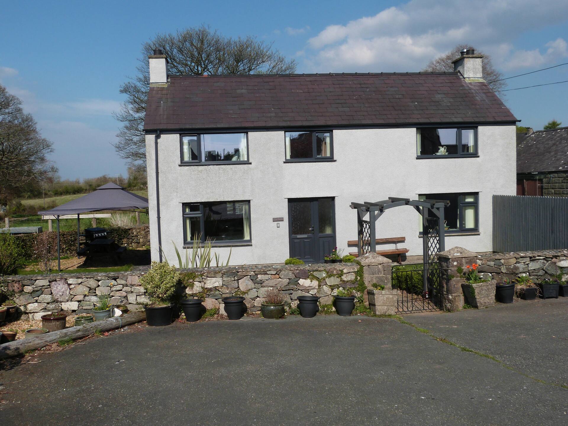 Spacious 3 bedroom farmhouse