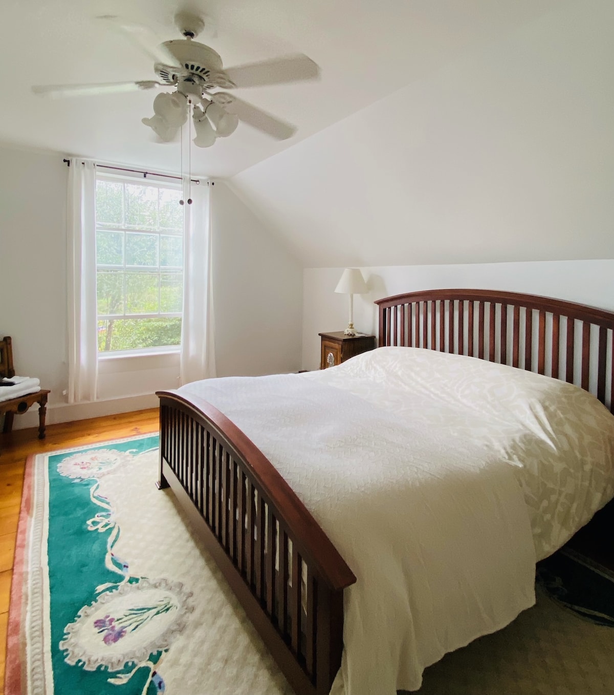 Master Suite - მე-2 სართული
თანდართული სააბაზანოთი