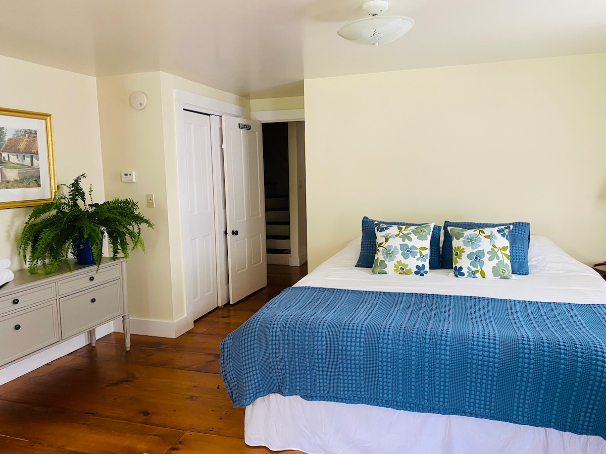 Მაგნოლიის ოთახი
Ზემოთ